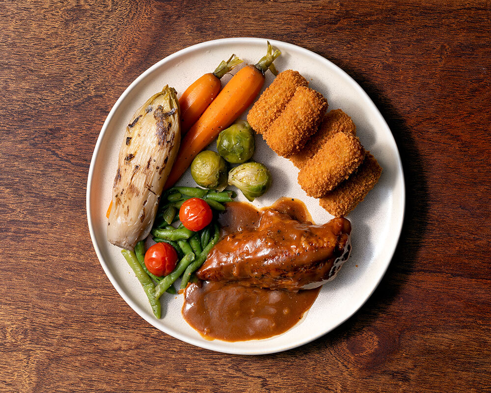 Parelhoenfilet in portoroomsaus met warme groentemengeling en verse kroketjes